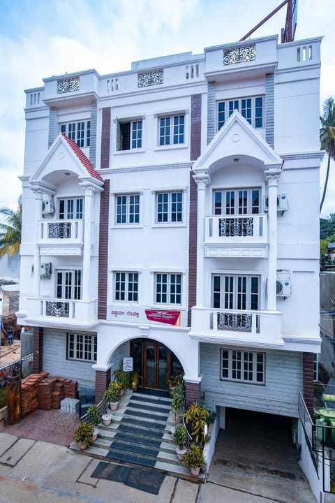 Property building, Facade/entrance, Bird's eye view, View (from property/room), Floor plan