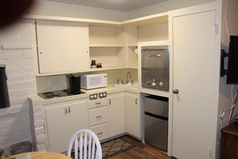 Kitchen or kitchenette, minibar, pet friendly, stove