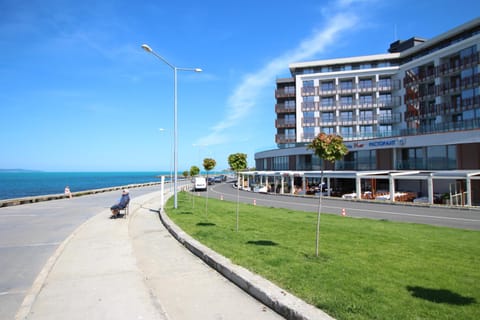 Property building, Restaurant/places to eat, Facade/entrance, Spring, Natural landscape, Summer, Garden, View (from property/room), Autumn, Sea view, Street view, Seasons