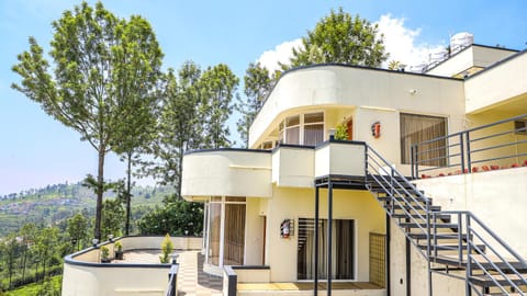 Property building, Spring, Day, Natural landscape, View (from property/room), Balcony/Terrace, Mountain view