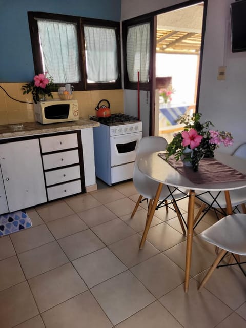 Kitchen or kitchenette, Dining area, minibar, pet friendly, stove