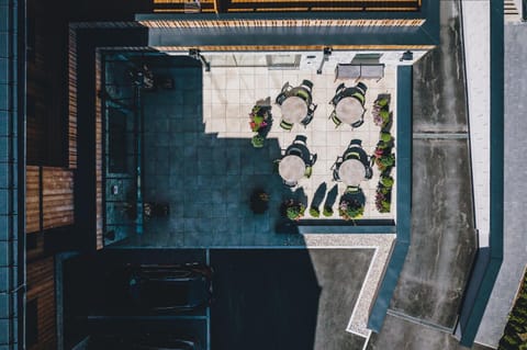 Restaurant/places to eat, Balcony/Terrace