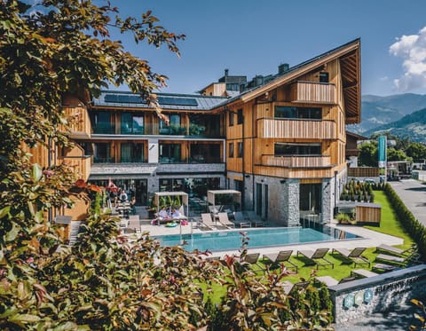 Property building, Patio, Spring, Day, Natural landscape, Garden, Garden view, Mountain view, Pool view, Swimming pool, sunbed