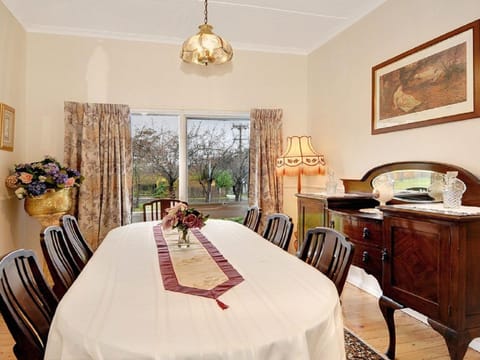 Plum Tree Cottage House in Bowral