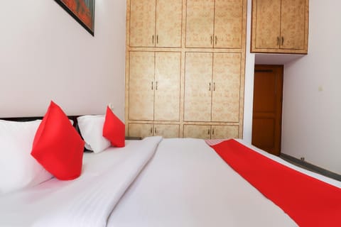 OYO Shining Inn Near Gomti Riverfront Park Hotel in Lucknow