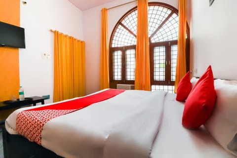 OYO Shining Inn Near Gomti Riverfront Park Hotel in Lucknow