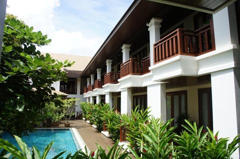 Property building, Garden, Balcony/Terrace, Swimming pool