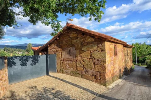 Casa das Vinhas Camélias de BastoTurismo Rural House in Porto District