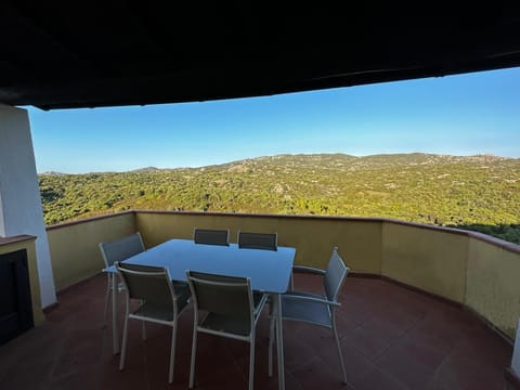 Natural landscape, View (from property/room), Balcony/Terrace, Dining area, Mountain view