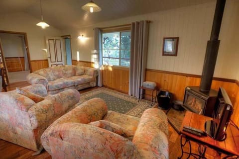 Accommodation Creek Cottages & Sundown View Suites Villa in Ballandean