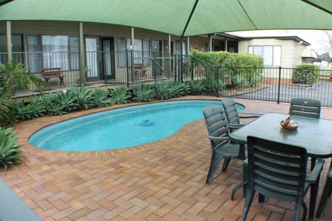 Patio, Day, Swimming pool