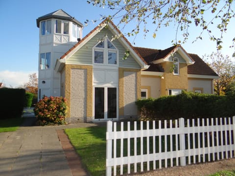 Property building, Day, Garden, Garden view