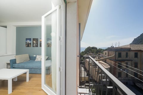 View (from property/room), Balcony/Terrace, Living room, Garden view, Landmark view, Sea view