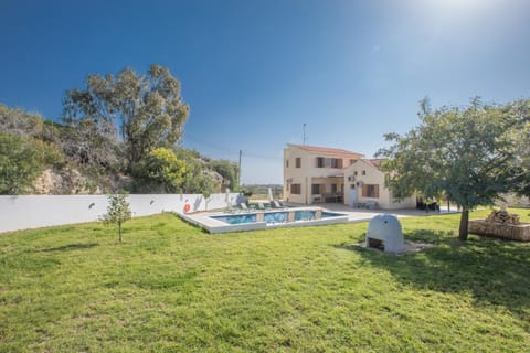 Property building, Garden, Swimming pool