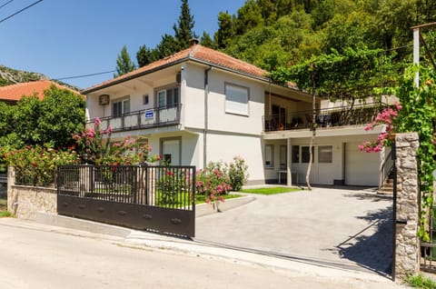 Property building, Patio, Day, Neighbourhood, Garden, Garden view, Street view