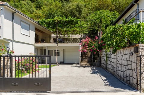 Patio, Day, Natural landscape, Parking