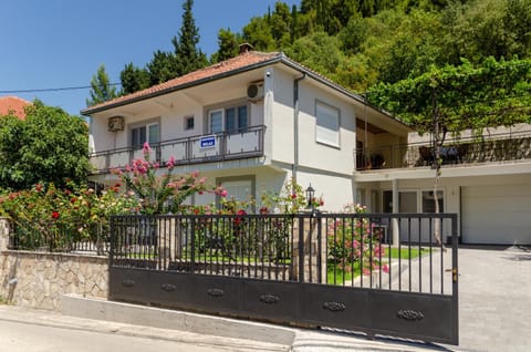 Property building, Patio, Day, Garden, Garden view, Street view