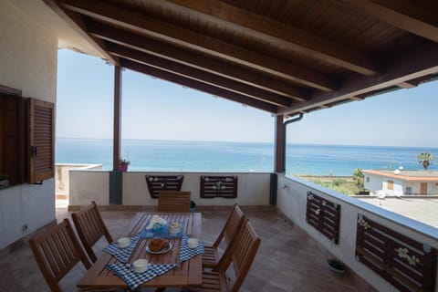 Natural landscape, Balcony/Terrace, Seating area, Dining area