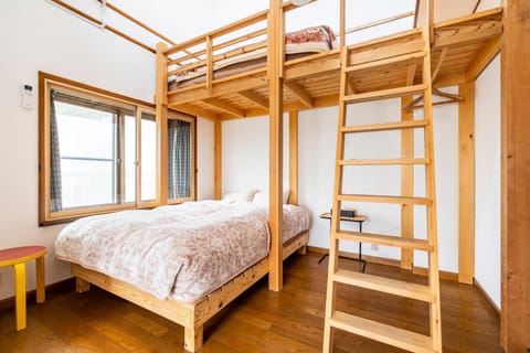 Bedroom, bunk bed