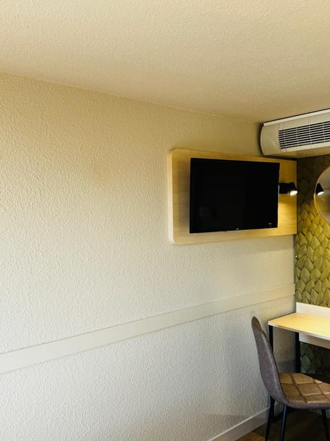 TV and multimedia, Seating area, air conditioner