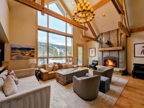 Day, View (from property/room), Living room, Seating area, Mountain view, fireplace, furniture