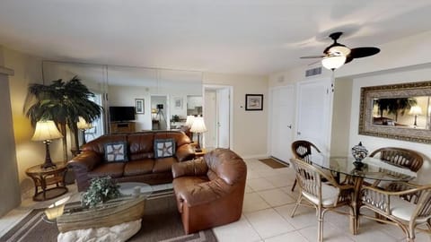 Beachfront Condo! Gulf View From All Rooms, Pool, Chairs Provided Condo in Siesta Beach