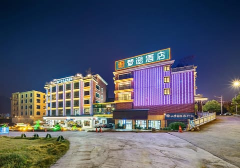 Property building, Night, Neighbourhood, City view, Street view, Location, Parking