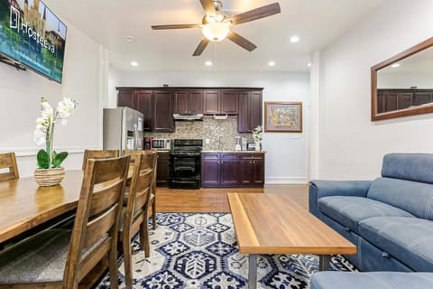 Elegant 4BR Condo in Downtown by Hosteeva Apartment in Warehouse District