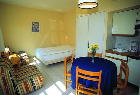 Bed, Kitchen or kitchenette, Photo of the whole room, Seating area