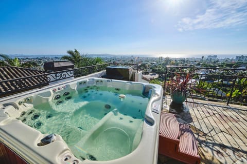 360 Degree Ocean & City Views With Pool, Spa, Close to the Beach! Pets OK Übernachtung mit Frühstück in Pacific Beach