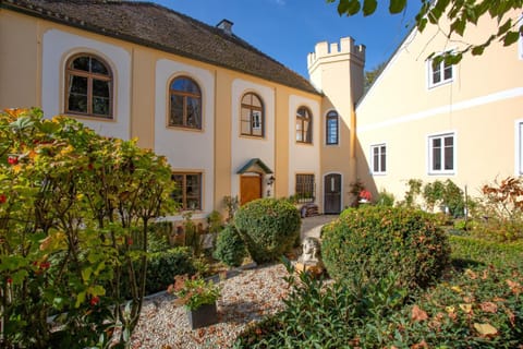 Schloss - Schenke Tunzenberg Hotel in Straubing-Bogen