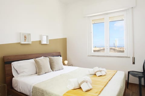 Photo of the whole room, Bedroom, Sea view