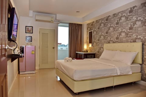 Bed, TV and multimedia, Photo of the whole room, Seating area, Bedroom, air conditioner