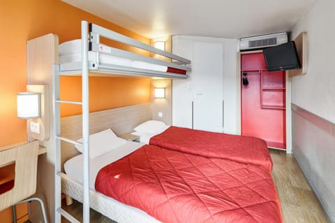 Bedroom, bunk bed