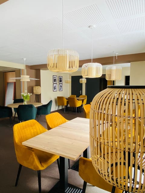 Restaurant/places to eat, Decorative detail, Dining area