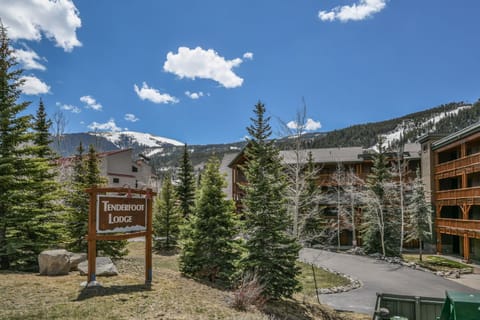 Tenderfoot Lodge 2626 by SummitCove Lodging House in Keystone