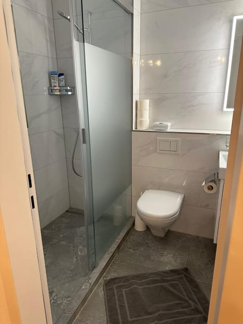 Shower, Toilet