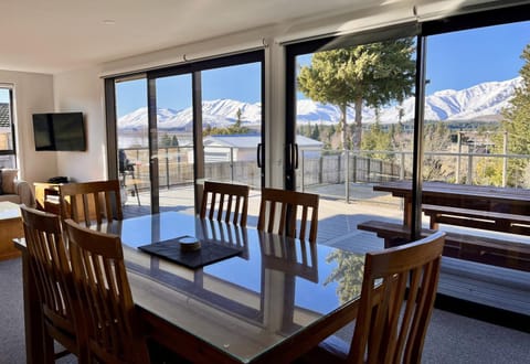 Seating area, Mountain view, Dinner