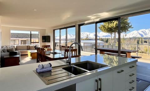 Living room, Mountain view, Dinner, kitchen