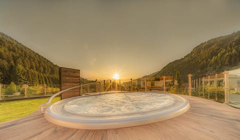 Hot Tub, Spa and wellness centre/facilities, Garden view, Mountain view, River view, Sunset