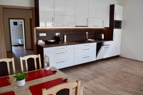 Kitchen or kitchenette, Dining area, Communal kitchen