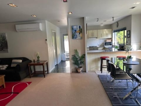 Villa Sebastian - Large Modern Home House in Wellington