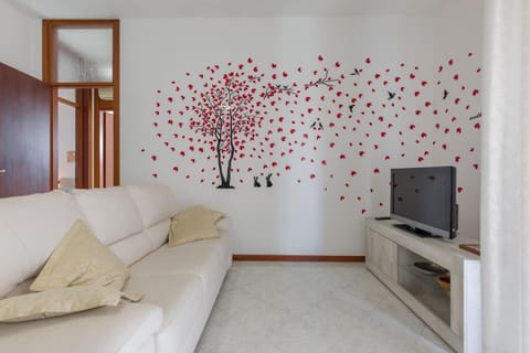 Communal lounge/ TV room, TV and multimedia, Living room, Seating area, Evening entertainment