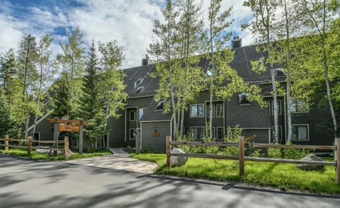 Pines 2047 by SummitCove Lodging House in Keystone