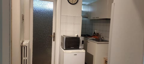 Kitchen or kitchenette, minibar, stove