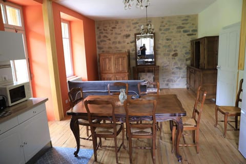 Living room, Lounge or bar, Seating area, Dining area