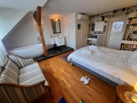 Bed, Photo of the whole room, Bedroom, Bath, towels