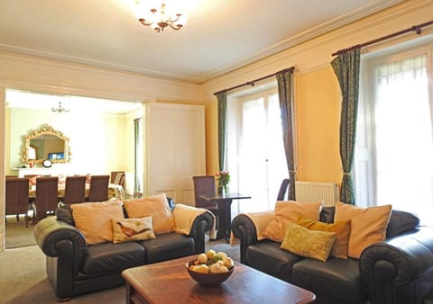 Bury Villa - 7 bedrooms sleeping 18 guests House in Gosport