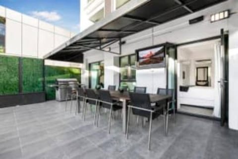 Property building, Patio, Balcony/Terrace, Seating area, Dining area