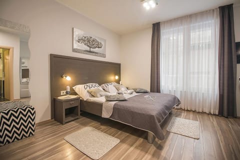 Shower, Bed, Bathroom, Coffee/tea facilities, Bedroom, City view, Landmark view